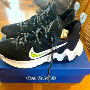 Never been work Nike Ginnis Immortality Basketball shoes.